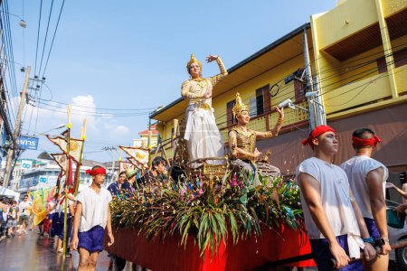 Téléchargez les photos : LAMPANG, THAÏLANDE - 12 AVRIL 2024 : Salung Luang Parade Procession Lanna style Songkran Festival Thai lanna culture traditionnelle dans la province de Lampang au nord de la Thaïlande. - en image libre de droit