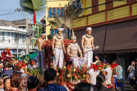 Téléchargez les photos : LAMPANG, THAÏLANDE - 12 AVRIL 2024 : Salung Luang Parade Procession Lanna style Songkran Festival Thai lanna culture traditionnelle dans la province de Lampang au nord de la Thaïlande. - en image libre de droit