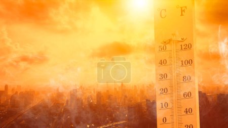 Stadt heiße Temperatur, Thermometer am gelben Himmel mit Sonnenschein im Sommer zeigen höhere Wetter, Konzept globale Erwärmung