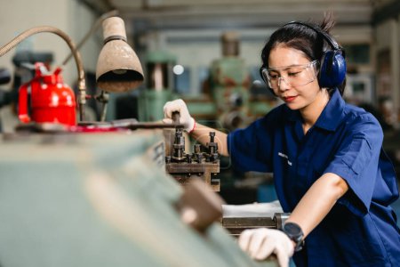 Professioneller Ingenieur Arbeiter mit Augenschutz Fokus arbeiten in Metall-Drehmaschine Fräsmaschine Schwerindustrie Fabrik.