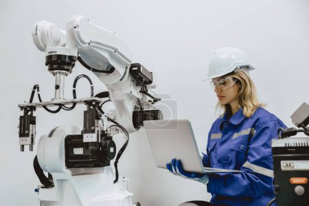 Ingenieur programmiert Robotermaschine im Voraus Technologie Roboter Fabrik Industrie, Service Wartung Roboterarm Software
