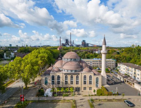 Téléchargez les photos : Mosquée centrale à Duisburg, avec des aciéries en arrière-plan. Le lieu de culte islamique a été ouvert en 2008. - en image libre de droit