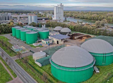 Téléchargez les photos : Usine de biogaz de Dorsten, Rhénanie du Nord-Westphalie. L'usine traite environ 300 tonnes de lisier, de fumier et de matières premières renouvelables chaque jour. - en image libre de droit