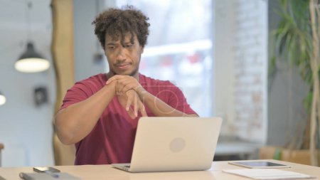 Téléchargez les photos : Young African Man having Wrist Pain while using Laptop - en image libre de droit