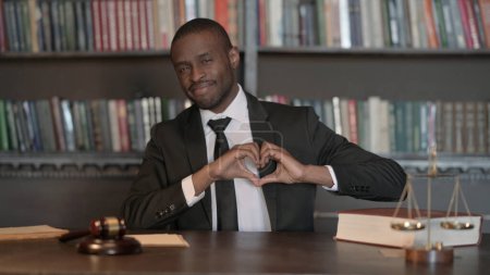 Foto de Sonriendo Africano Abogado Masculino con Signo de Corazón - Imagen libre de derechos