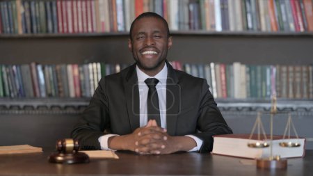 Foto de Sonriendo Africano Abogado Masculino Mirando a Cámara - Imagen libre de derechos