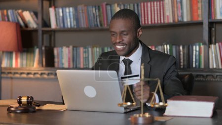 Foto de Abogado afroamericano haciendo compras en línea en el ordenador portátil - Imagen libre de derechos