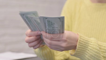 Gros plan sur les femmes comptant de l'argent