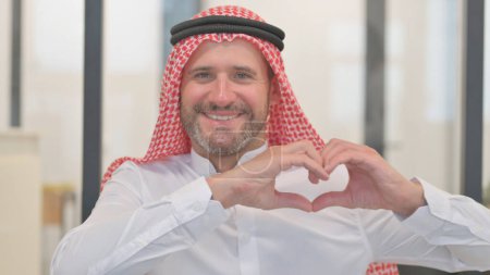 Araber drückt Liebe mit fliegendem Kuss aus