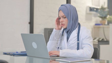 Médico musulmán con migraña, dolor de cabeza en la clínica