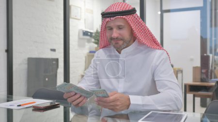 Moyen Age musulman compte l'argent au travail