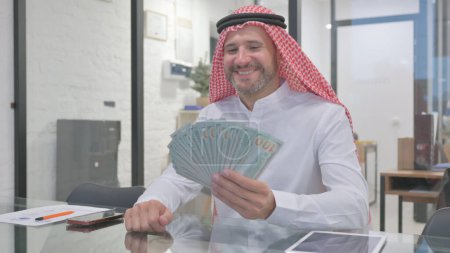 Heureux homme musulman du Moyen Âge appréciant l'argent au travail