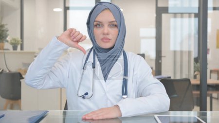 Pulgar hacia abajo por el joven médico en Hijab