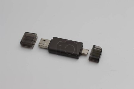 un primer plano del adaptador USB OTG multifunción tipo A a tipo C y tipo micro USB que es gris aislado sobre fondo blanco. tecnología producto foto concepto.