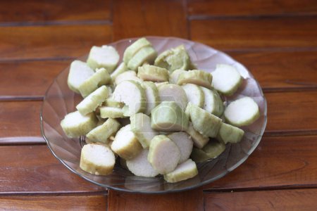 Téléchargez les photos : A close up of lontong. Traditional food from Indonesia originating from rice filled with vegetables or meat and wrapped in banana leaves. Indonesian traditional food photo concept. - en image libre de droit