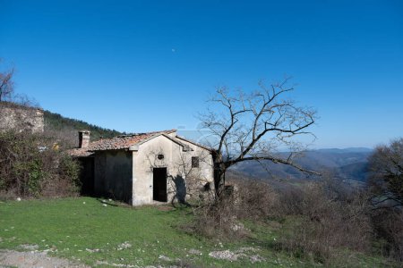 Tauchen Sie ein in den rustikalen Charme dieser malerischen Berglandschaft der Toskana an einem sonnigen Tag