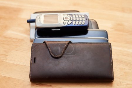 Foto de Un montón de viejos teléfonos celulares usados de diferentes décadas amontonados sobre la mesa - Imagen libre de derechos
