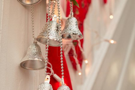 Foto de Luces y decoraciones navideñas en las escaleras de la casa - Imagen libre de derechos