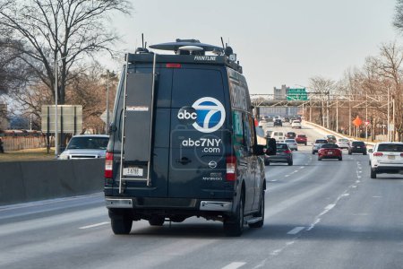 Téléchargez les photos : Brooklyn, NY, USA, 12.24.22: ABC Frontline news van on the highway - en image libre de droit
