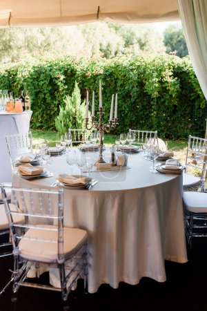 Photo pour L'élégante table de mariage prête pour les invités. Photo de haute qualité - image libre de droit