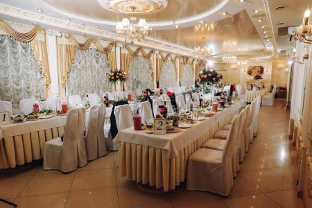 Foto de Salón de banquetes de boda decorado en estilo clásico. Restaurante interior para banquete, boda deco. Foto de alta calidad - Imagen libre de derechos