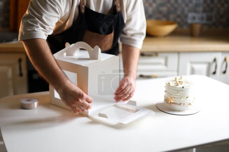 Foto de Confitero prepara un pastel, torta bento, decora un pastel, paso a paso el proceso de fabricación de la torta, embalaje de la torta. Foto de alta calidad - Imagen libre de derechos