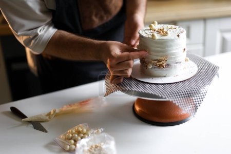 Foto de Confitero prepara un pastel, torta bento, decora un pastel, el proceso de hacer un pastel paso a paso. Foto de alta calidad - Imagen libre de derechos