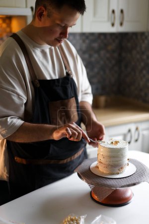 Foto de Confitero prepara un pastel, haciendo pastel de bento, paso a paso el proceso de hacer un pastel,. Foto de alta calidad - Imagen libre de derechos