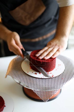 Foto de Confitero prepara un pastel, torta bento, decora un pastel, proceso paso a paso de hacer un pastel, corta una galleta. Foto de alta calidad - Imagen libre de derechos