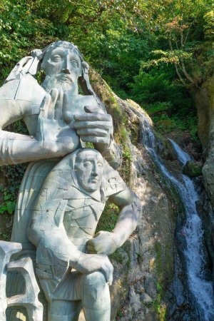 14. August 2022, Dorf Sarpi, Georgien. Andreaswasserfall. Schöner Wasserfall und Statue bei Batumi.