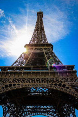 Foto de The ever photogenic Eiffel Tower gloriously backlit by the sun on a warm summer afternoon. - Imagen libre de derechos