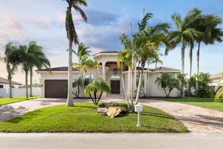 Foto de Entrada, garaje, mansión de lujo, palmeras, cielo azul - Imagen libre de derechos