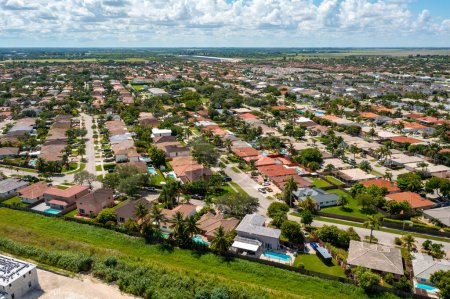 Téléchargez les photos : Image aérienne d'un quartier résidentiel avec un océan en arrière-plan en Floride États-Unis Miami plage vue sur drone - en image libre de droit