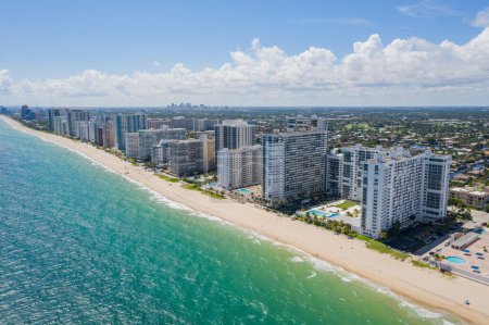 Téléchargez les photos : Vue sur drone, plage de miami avec des bâtiments en arrière-plan, beau ciel bleu et plage, vagues, vacances - en image libre de droit