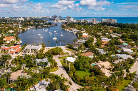 Foto de Vista aérea del barrio de Harbor Beach en Fort Lauderdale, lago Sylvia con barcos, yates, casas de lujo de diferentes estilos lujoso y caro, cielo azul - Imagen libre de derechos