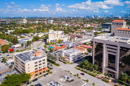 Luftaufnahme des Douglas-Viertels in Coral Gables, Miami, Geschäftsviertel, moderne Gebäude, Büros, Palmen und Büsche, geparkte Autos, blauer Himmel
