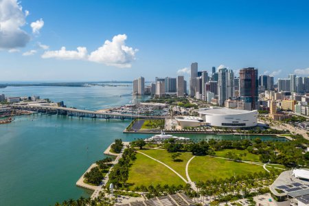 Téléchargez les photos : Vue aérienne depuis l'arrière de la zone commerciale du centre-ville de Miami, parcs, ponts, voitures, bâtiments bruns, musées, tours, jetées et ciel bleu - en image libre de droit