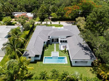 Luftaufnahme einer eleganten und modernen Gegend in glenvar Höhen, in Miami-Dade, weiße Wände, moderne Häuser, kurzes Gras, Swimmingpools, Bäume und Palmen