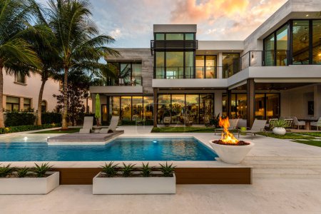 Foto de Florida, USA. Modern building with swimming pool, trees, chairs. Urban landscape with blue reflecting pool, city architecture, and scenic environment. - Imagen libre de derechos