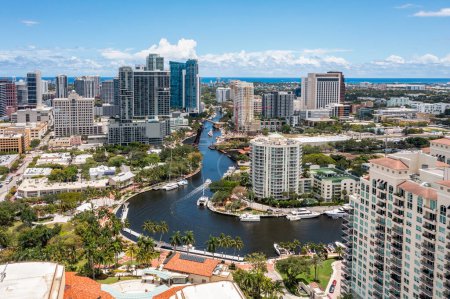 Téléchargez les photos : Photoshoot drone aérien Images en Floride, États-Unis, zone commerciale, maisons de luxe, bâtiments et demeures, végétation tropicale abondante autour de la plage avec eau turquoise, ciel bleu et canal d'eau. - en image libre de droit