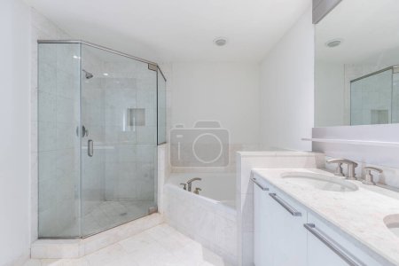 Fotoshooting Footage in Florida, USA. Sauberes, modernes Badezimmer mit erfrischender Dusche, reflektierendem Spiegel, Badewanne und eleganten Fliesen.