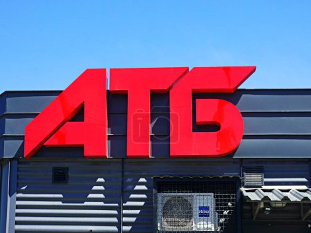 Foto de Khmelnytskyi, Ucrania - 30 de abril de 2023: Logotipo de ATB en la parte superior de la tienda. ATB es una de las principales empresas comerciales al por menor en Ucrania. - Imagen libre de derechos