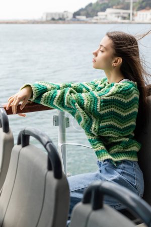 Téléchargez les photos : Vue latérale de la jeune femme regardant la mer pendant la croisière sur le yacht en Turquie - en image libre de droit