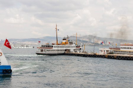 Schiffe mit türkischen Flaggen auf Pier und Prinzessinneninseln im Hintergrund 