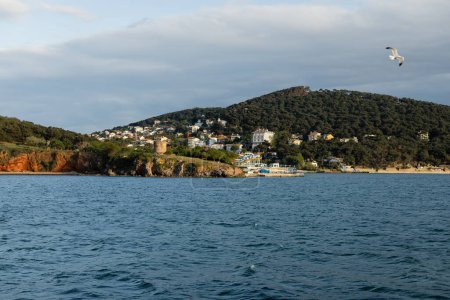 blaues Meer in Küstennähe und Häuser auf Prinzessinneninseln in der Türkei 