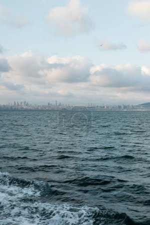 Blaues Meer und Küste mit verschwommenem Istanbul im Hintergrund 