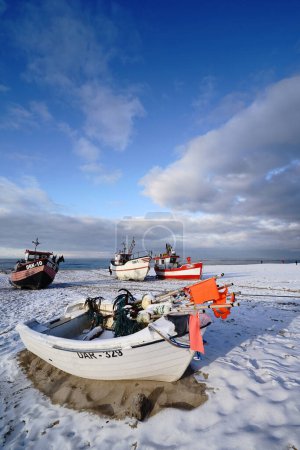 Téléchargez les photos : DABKI, POLOGNE - CIRCA DÉCEMBRE 2022 : Cutters ou bateaux de pêche sur la plage de la Baltique. En raison des restrictions de pêche, il y en a de moins en moins.. - en image libre de droit