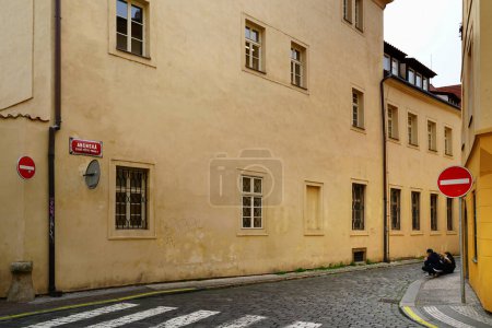 Téléchargez les photos : PRAGUE, RÉPUBLIQUE TCHÈQUE - CIRCA MAI 2023 : Les rues du vieux Prague allient tradition et formes modernes de publicité, de signalisation et de graffiti - en image libre de droit