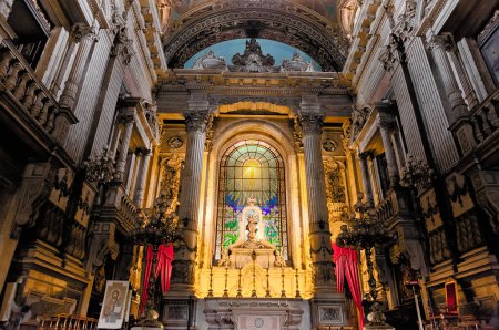 Téléchargez les photos : L'église de Nossa Senhora da Candelaria est un temple catholique situé dans la ville de Rio de Janeiro, au Brésil. C'est l'un des principaux monuments religieux de la ville.. - en image libre de droit
