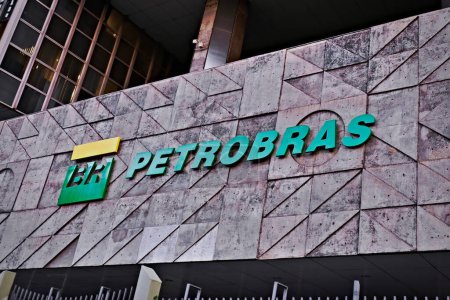 Téléchargez les photos : Façade du bâtiment EDISE de la société Petrobras. Logo de la compagnie pétrolière Petrobras - RIO DE JANEIRO, BRESIL - 23 janvier, 2024. - en image libre de droit